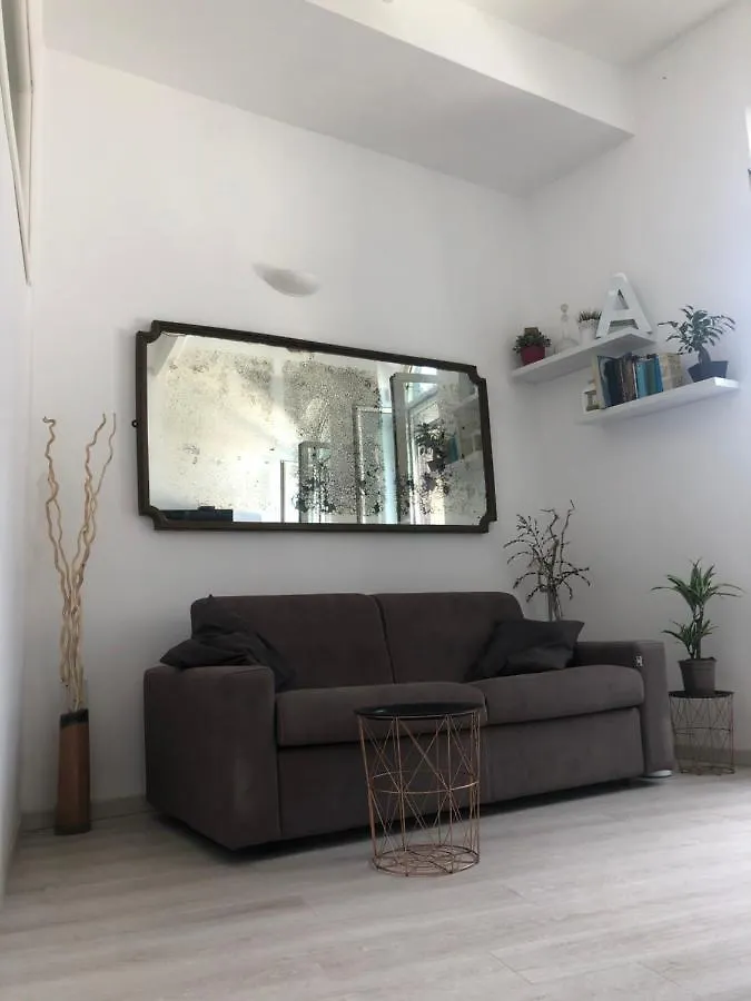 Colosseum Street Home ローマ